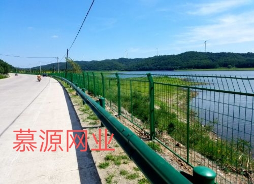 高速公路常用隔離網(wǎng)：公路隔離網(wǎng)、防炫目網(wǎng)、護(hù)欄板