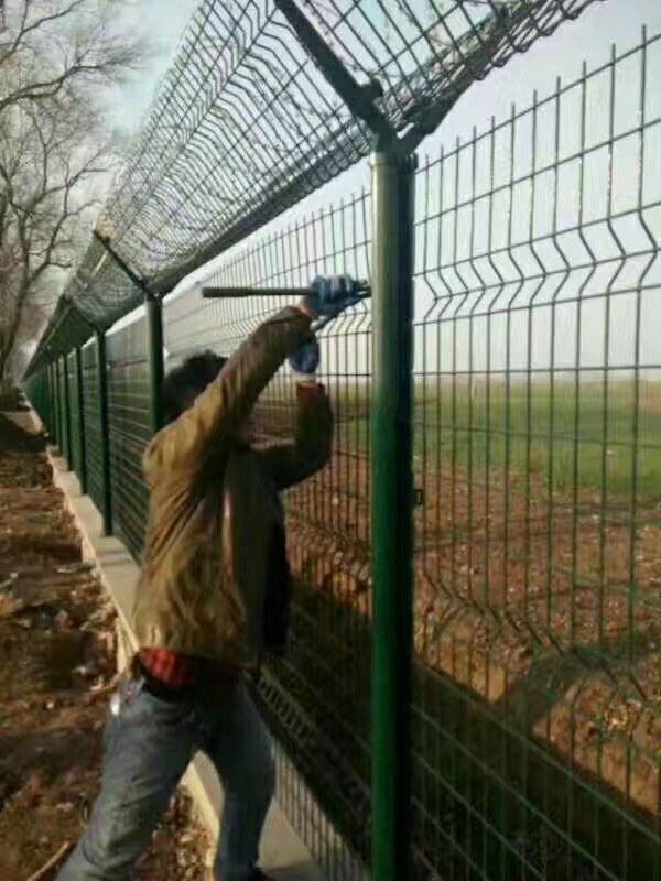 護欄網(wǎng)養(yǎng)護